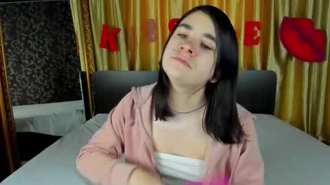 Snapshot of polly_love_ chatting on February 22, 7:19 am Polly online show from February 22, 7:19 am