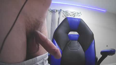 Snapshot of popit124 chatting on March 1, 10:21 pm cumguy125 online show from March 1, 10:21 pm