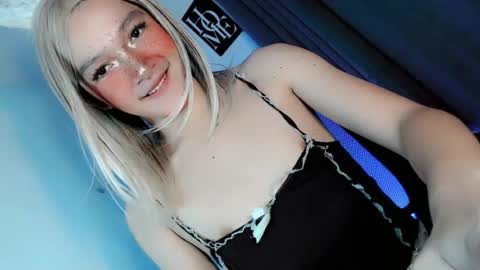 Snapshot of precious_laura18 chatting on June 21, 6:43 pm precious_laura18 online show from June 21, 6:43 pm