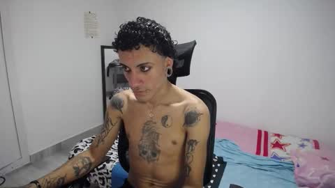 Snapshot of present_the_magic chatting on January 18, 7:17 pm Plux online show from January 18, 7:17 pm