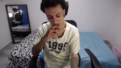 Snapshot of present_the_magic chatting on February 2, 5:06 am Plux online show from February 2, 5:06 am