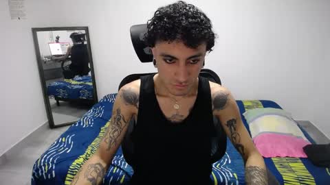 Snapshot of present_the_magic chatting on March 2, 4:14 am Plux online show from March 2, 4:14 am