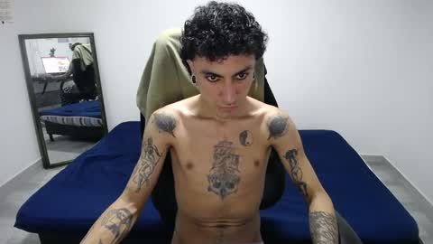 Snapshot of present_the_magic chatting on March 6, 6:48 pm Plux online show from March 6, 6:48 pm