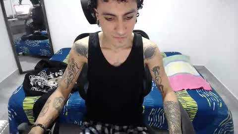 Snapshot of present_the_magic chatting on March 12, 6:25 pm Plux online show from March 12, 6:25 pm