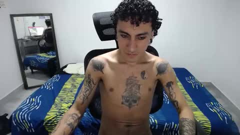 Snapshot of present_the_magic chatting on March 17, 6:28 am Plux online show from March 17, 6:28 am