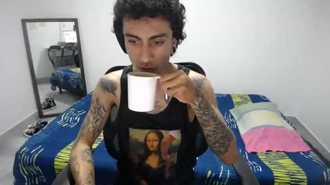 Snapshot of present_the_magic chatting on March 24, 4:50 am Plux online show from March 24, 4:50 am