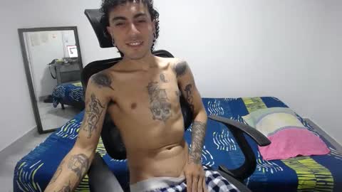 Snapshot of present_the_magic chatting on March 25, 5:57 am Plux online show from March 25, 5:57 am