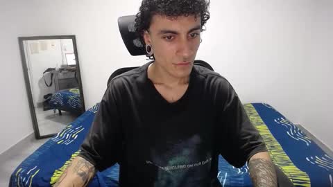 Snapshot of present_the_magic chatting on March 26, 5:46 am Plux online show from March 26, 5:46 am