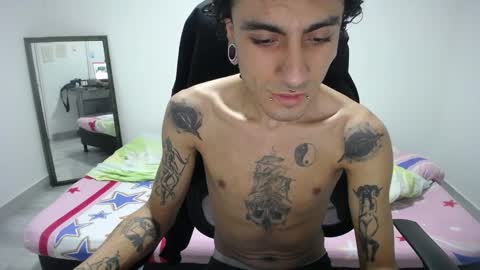 Snapshot of present_the_magic chatting on March 27, 8:59 am Plux online show from March 27, 8:59 am