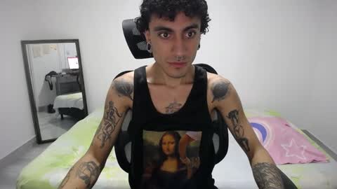 Snapshot of present_the_magic chatting on March 28, 9:09 am Plux online show from March 28, 9:09 am