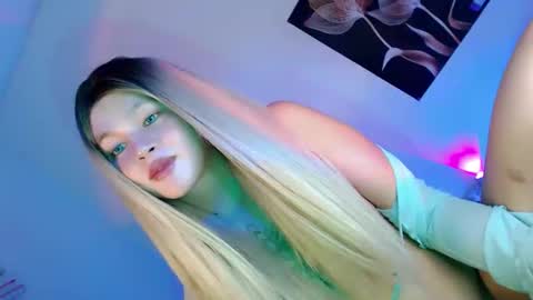 Snapshot of pretty_little_baby28 chatting on October 7, 5:15 am Flor online show from October 7, 5:15 am