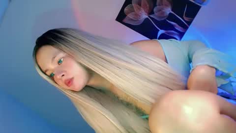 Snapshot of pretty_little_baby28 chatting on October 20, 9:26 pm Flor online show from October 20, 9:26 pm