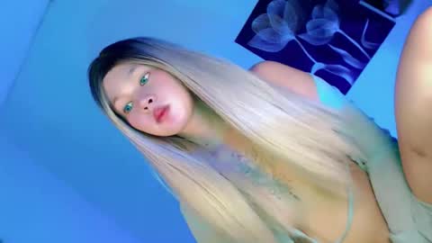 Snapshot of pretty_little_baby28 chatting on October 26, 9:42 pm Flor online show from October 26, 9:42 pm