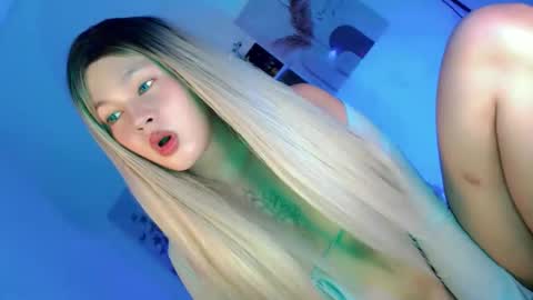 Snapshot of pretty_little_baby28 chatting on October 31, 9:49 pm Flor online show from October 31, 9:49 pm