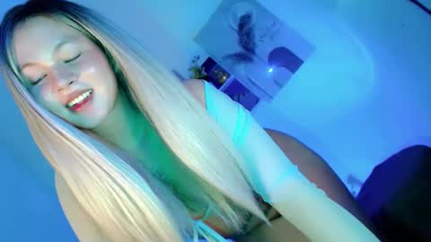 Snapshot of pretty_little_baby28 chatting on November 9, 5:06 am Flor online show from November 9, 5:06 am