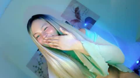 Snapshot of pretty_little_baby28 chatting on November 10, 4:44 am Flor online show from November 10, 4:44 am