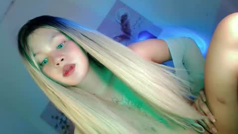 Snapshot of pretty_little_baby28 chatting on November 13, 5:50 am Flor online show from November 13, 5:50 am