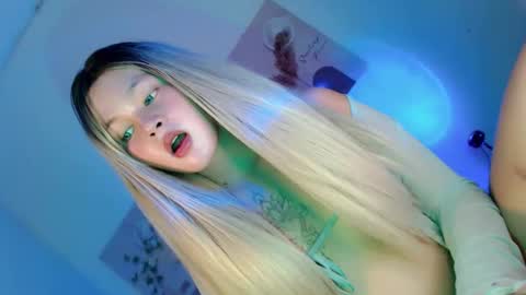 Snapshot of pretty_little_baby28 chatting on November 16, 4:40 am Flor online show from November 16, 4:40 am