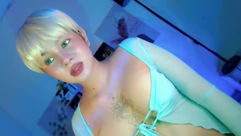 Snapshot of pretty_little_baby28 chatting on November 28, 5:10 am Flor online show from November 28, 5:10 am