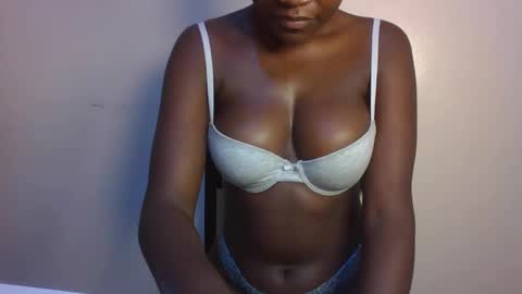 Snapshot of pretty_lucie chatting on April 7, 4:07 pm pretty_lucie online show from April 7, 4:07 pm