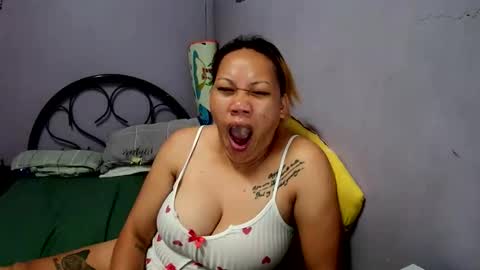 pretty_lyn08 online show from June 1, 4:09 pm