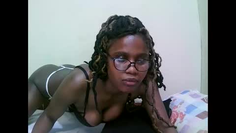 Snapshot of pretty_mellan chatting on February 6, 5:19 pm pretty_mellan online show from February 6, 5:19 pm