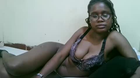 Snapshot of pretty_mellan chatting on February 17, 5:32 pm pretty_mellan online show from February 17, 5:32 pm