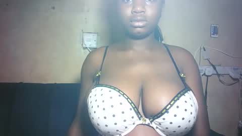 pretty_milan online show from March 19, 10:19 am