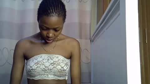 Snapshot of pretty_petite24 chatting on January 9, 6:06 am pretty_petite24 online show from January 9, 6:06 am