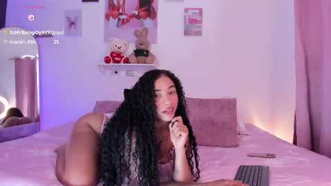 Snapshot of pretty_pettite chatting on July 18, 7:39 pm pretty_pettite online show from July 18, 7:39 pm