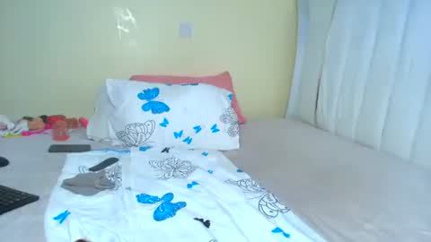 Snapshot of pretty_pussy2 chatting on April 14, 12:05 am Essy online show from April 14, 12:05 am