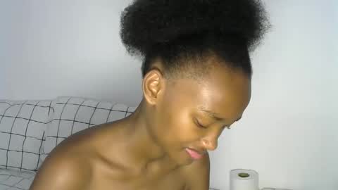 Snapshot of pretty_queennie chatting on November 18, 7:35 am Pretty doll online show from November 18, 7:35 am