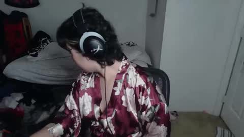 Snapshot of prettyandpeachy chatting on December 14, 10:14 pm Mistress Mallad online show from December 14, 10:14 pm