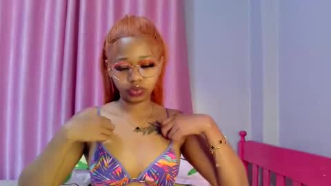 Snapshot of prettybigclit_ebony chatting on November 19, 8:14 am prettybigclit_ebony online show from November 19, 8:14 am