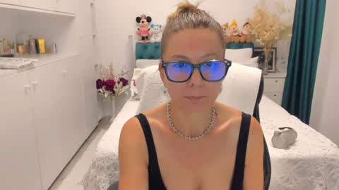 Snapshot of prettyblackeyes chatting on July 15, 10:59 pm wilma online show from July 15, 10:59 pm