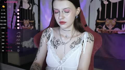 Snapshot of prettybones chatting on December 13, 9:57 am Violet online show from December 13, 9:57 am