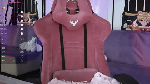 Snapshot of prettybones chatting on December 14, 11:39 am Violet online show from December 14, 11:39 am