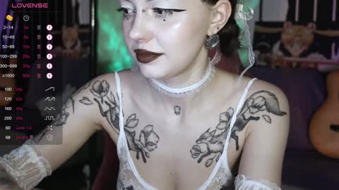 Snapshot of prettybones chatting on December 20, 12:05 pm Violet online show from December 20, 12:05 pm