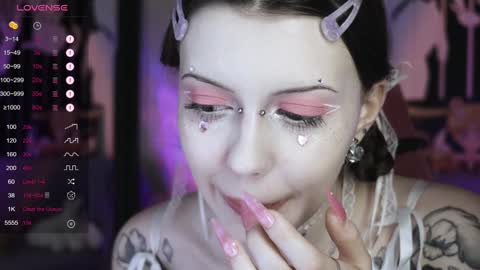 Snapshot of prettybones chatting on January 1, 6:38 pm Violet online show from January 1, 6:38 pm