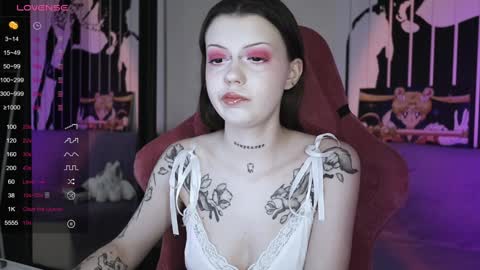 Snapshot of prettybones chatting on January 2, 10:26 am Violet online show from January 2, 10:26 am