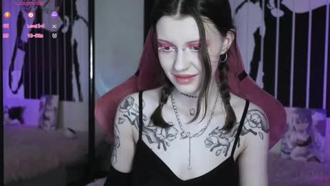 Snapshot of prettybones chatting on March 8, 12:41 pm Violet online show from March 8, 12:41 pm