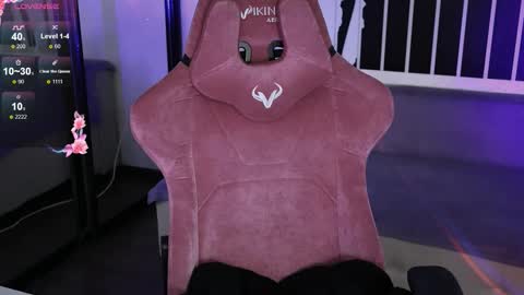 Snapshot of prettybones chatting on November 5, 1:38 am Violet online show from November 5, 1:38 am