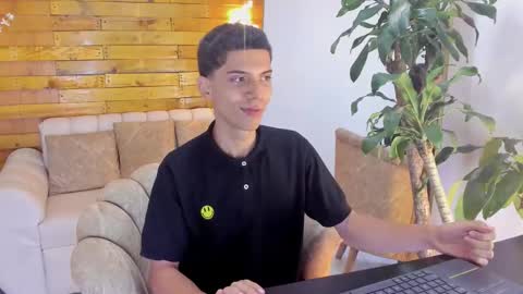 Snapshot of prettyboyy_13 chatting on November 18, 9:08 pm Camilo online show from November 18, 9:08 pm