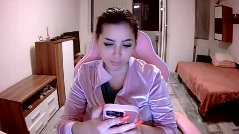 prettyjulliette online show from October 3, 4:04 pm