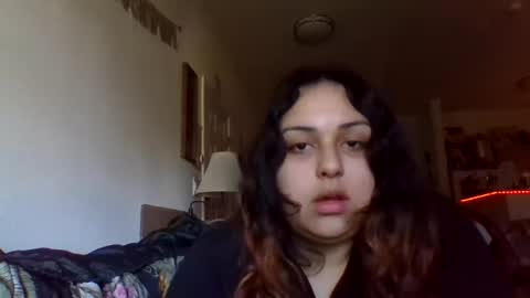 Snapshot of prettylillyy02 chatting on December 28, 10:13 pm lilly333 online show from December 28, 10:13 pm