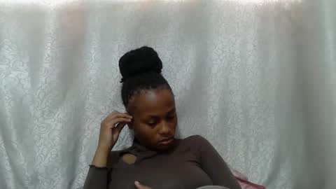 Snapshot of prettyqueenn1 chatting on January 17, 1:05 pm sharon online show from January 17, 1:05 pm