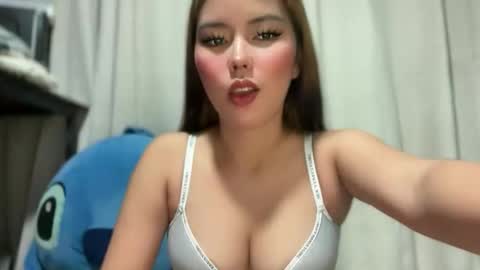 Snapshot of pricelessbeautyxxx chatting on May 31, 8:32 am TINA online show from May 31, 8:32 am