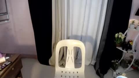 Snapshot of princess_luxe chatting on February 4, 3:01 am Cutie Princess online show from February 4, 3:01 am