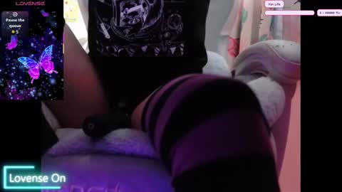 Snapshot of princesstyff chatting on November 19, 3:34 pm Tyff et Blast online show from November 19, 3:34 pm