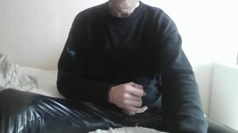 Snapshot of pumpindk chatting on March 1, 9:40 am Pumpin online show from March 1, 9:40 am